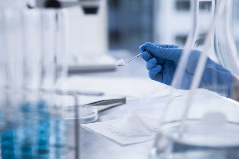 藥物開發(fā)中的精準(zhǔn)操作 藥粉舀取與生物技術(shù)創(chuàng)新